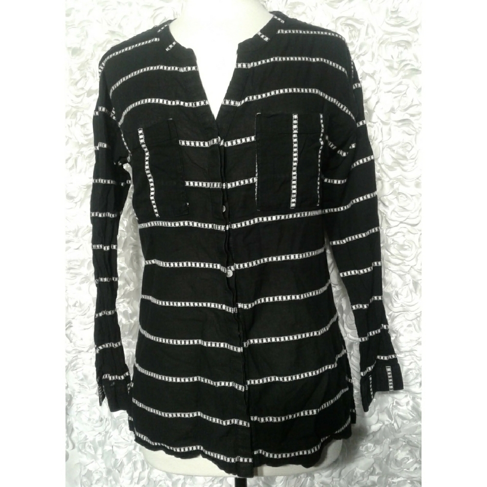 Old Navy Button up shirt size S